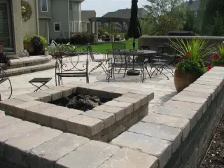 Square contemporary fire pit with modern design